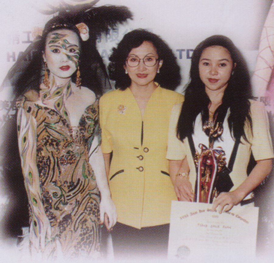 93年第十七届亚洲发型化妆大赛获幻彩化妆组季军 - 学生