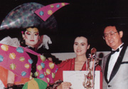程珍珍在89年第十三届亚洲发型化妆大赛获梦幻化妆组冠军